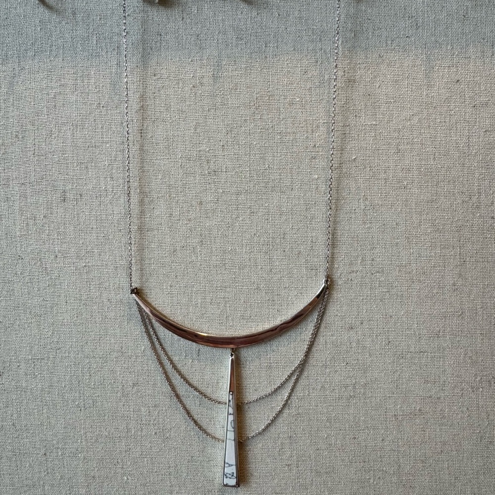 EUC Stella & Dot Elegant Collared Silver Necklace with White Pendant